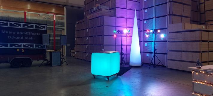 Leuchten & Lampen mieten & vermieten - XXL LED-Aircone 80cmX6m, Leuchtkegel, Aircones, Lichtkegel, Lichtobjekt in Krefeld