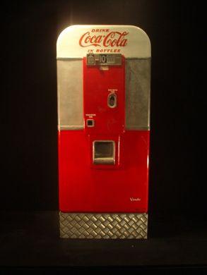 Dekofiguren mieten & vermieten - Coca Cola Automat, Coca Cola, Cola, Automat, Coke, Getränkeautomat, Dekoration, Attrappe, Event, Messe, Veranstaltung in Kamp-Bornhofen