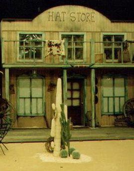 Dekofiguren mieten & vermieten - Western Haus, Western, Hausfront, Hausfassade, Fassade, Kulisse, Hat Store, Hutladen, Wilder Westen, Dekoration, Mieten in Kamp-Bornhofen