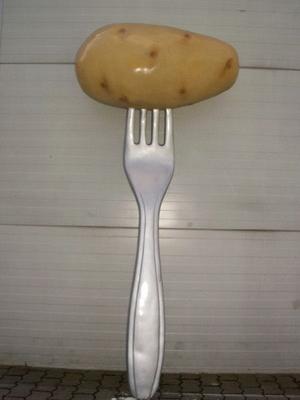 Dekofiguren mieten & vermieten - Kartoffel mit Gabel, Kartoffel, Erdapfel, Knolle, Gabel, Kartoffelgabel, Restaurant, Dekoration, Figur, Event, Messe in Kamp-Bornhofen