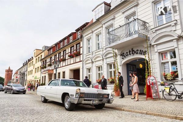 Oldtimer mieten & vermieten - US-Oldtimer Cadillac Calais 1967 Hochzeit in Berlin