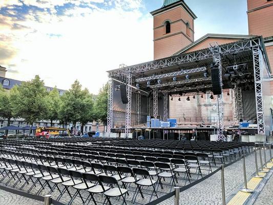 Stühle mieten & vermieten - Klappstuhl Metall Schwarz mieten – Praktische Reihenbestuhlung für Events in Wuppertal