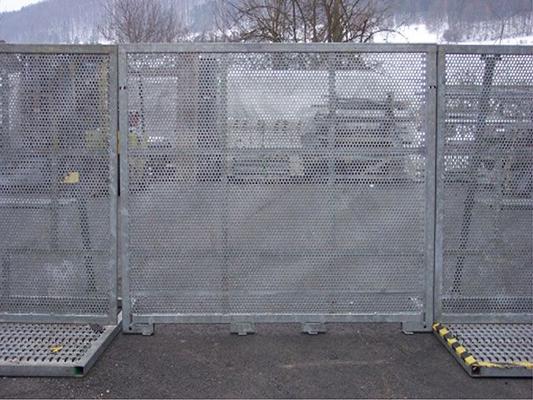 Absperrung mieten & vermieten - Absperrgitter/Bühnenabsperrung m Kabeldurchführung in Reinstädt