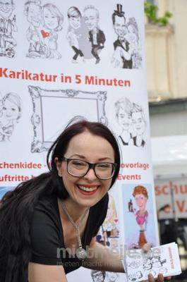 Schnellzeichner mieten & vermieten - Schnellzeichnerin und Karikaturustin LUCY HOBRECHT in Kassel