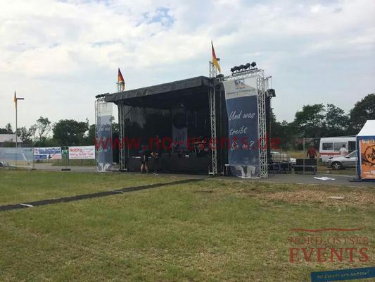 Bühne mieten & vermieten - Bühne mit Satteldach / Open Air Bühne / Mobile Bühne / Bühne / Stage / Konzert / Eventbühne in Neumünster