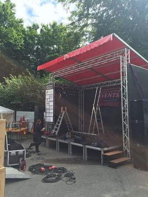 Bühne mieten & vermieten - Bühne mit Satteldach / Open Air Bühne / Mobile Bühne / Bühne / Stage / Konzert / Eventbühne in Neumünster