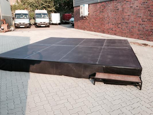 Bühne mieten & vermieten - Bühne 4m x 4m x 40cm mit Treppe inkl. Auf und Abbau in Neumünster