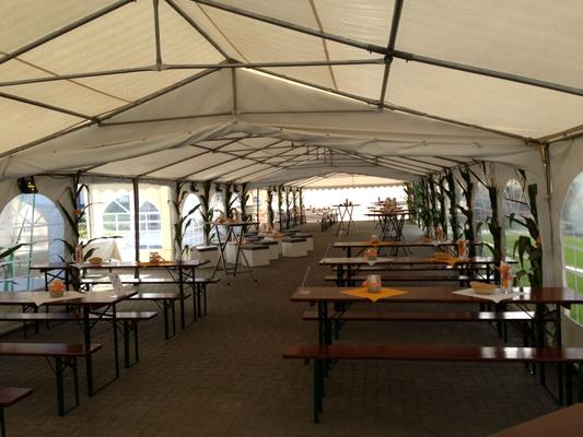 Bierzeltgarnitur mieten & vermieten - 50 cm Bierzeltgarnitur inkl. Aufstellung und Hussen/Festzeltgarnitur/Biertische/Biergartenmöbel in Neumünster