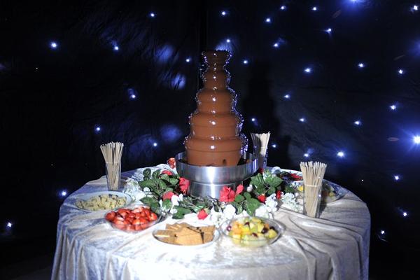Bierzeltgarnitur mieten & vermieten - 50 cm Bierzeltgarnitur inkl. Aufstellung und Hussen/Festzeltgarnitur/Biertische/Biergartenmöbel in Neumünster
