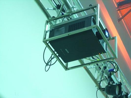 Beamer mieten & vermieten - Beamer Multimedia Projector Model PLC-XP200L Sanyo mit Flugrahmen / 7000 Ansi / Digital für HD in Neumünster