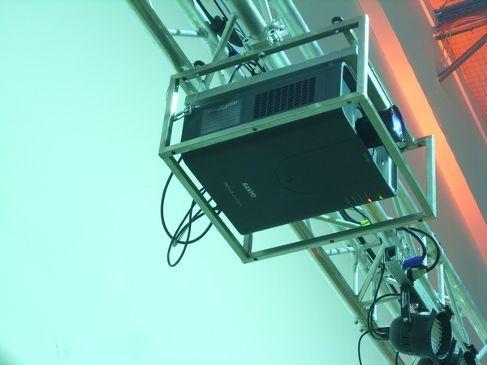 Beamer mieten & vermieten - Beamer / LCD / 7000 Ansi / mit Flugrahmen in Neumünster