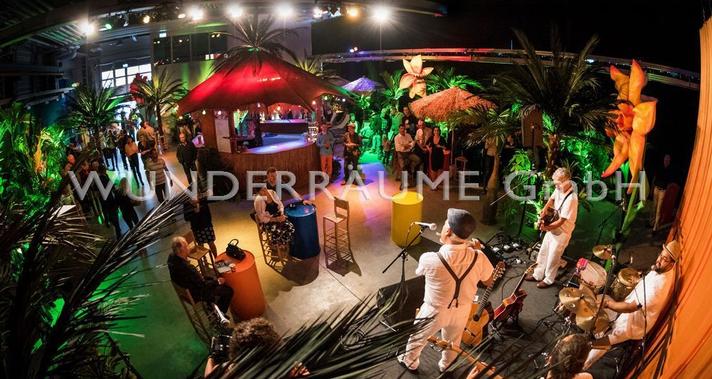 Kulissen mieten & vermieten - Stehtisch Fass, bunt - WUNDERRÄUME GmbH vermietet: Dekoration/Kulisse für Event, Messe, Veranstaltung, Incentive, Mitarbeiterfest, Firmenjubiläum in Lichtenstein/Sachsen
