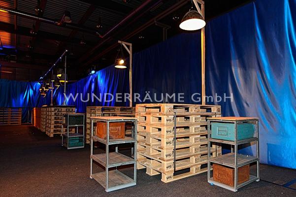 Antik & Rustikal mieten & vermieten - Paletten-Stehtisch - WUNDERRÄUME GmbH vermietet: Dekoration/Kulisse für Event, Messe, Veranstaltung, Incentive, Mitarbeiterfest, Firmenjubiläum in Lichtenstein/Sachsen