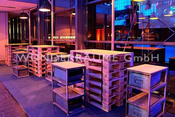 Antik & Rustikal mieten & vermieten - Paletten-Stehtisch - WUNDERRÄUME GmbH vermietet: Dekoration/Kulisse für Event, Messe, Veranstaltung, Incentive, Mitarbeiterfest, Firmenjubiläum in Lichtenstein/Sachsen