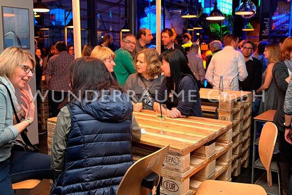 Antik & Rustikal mieten & vermieten - Paletten-Stehtisch - WUNDERRÄUME GmbH vermietet: Dekoration/Kulisse für Event, Messe, Veranstaltung, Incentive, Mitarbeiterfest, Firmenjubiläum in Lichtenstein/Sachsen