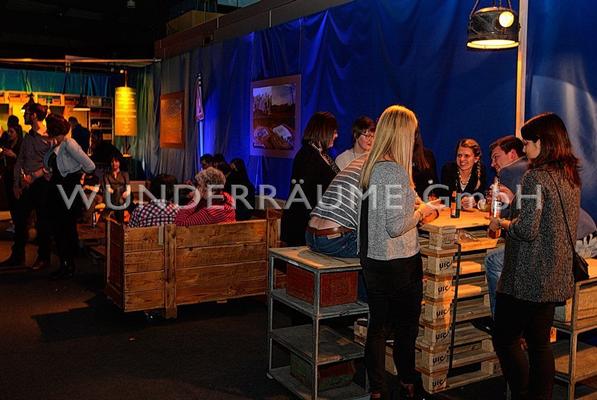 Antik & Rustikal mieten & vermieten - Paletten-Stehtisch - WUNDERRÄUME GmbH vermietet: Dekoration/Kulisse für Event, Messe, Veranstaltung, Incentive, Mitarbeiterfest, Firmenjubiläum in Lichtenstein/Sachsen