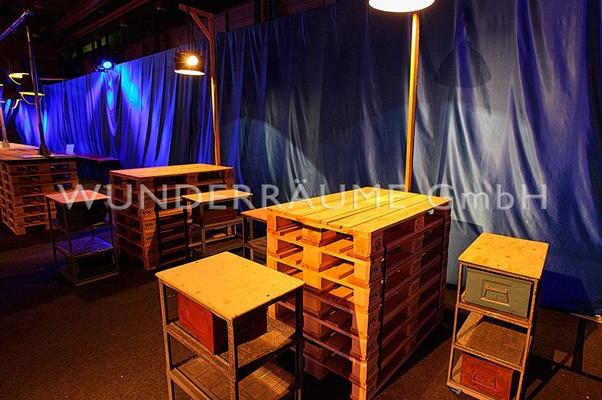 Antik & Rustikal mieten & vermieten - Paletten-Stehtisch - WUNDERRÄUME GmbH vermietet: Dekoration/Kulisse für Event, Messe, Veranstaltung, Incentive, Mitarbeiterfest, Firmenjubiläum in Lichtenstein/Sachsen