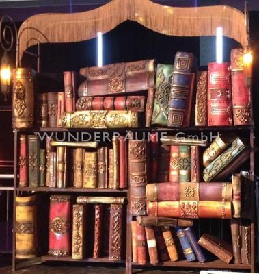 Weihnachtsdekoration mieten & vermieten - Bücherregal mit XXL Büchern - WUNDERRÄUME GMBH vermietet: Dekoration/Kulisse für Event, Messe, Veranstaltung, Incentive, Mitarbeiterfest, Firmenjubiläum in Lichtenstein/Sachsen