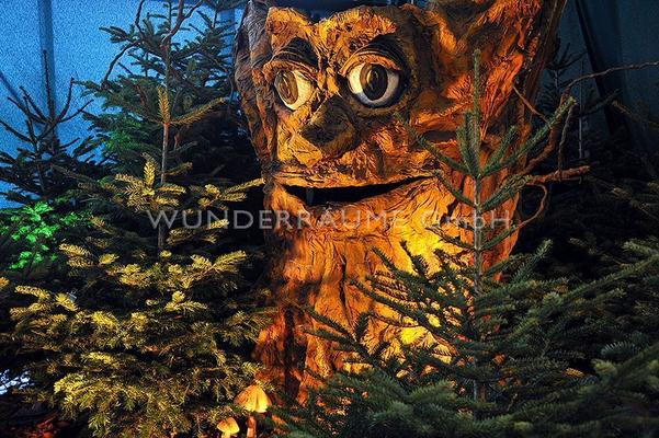 Weihnachtsdekoration mieten & vermieten - Märchenbaum Eiche, Baum mit Augen & Mund, WUNDERRÄUME GmbH vermietet: Dekoration / Kulisse für Event, Messe, Veranstaltung, Incentive, Mitarbeiterfest, Firmenjubiläum in Lichtenstein/Sachsen