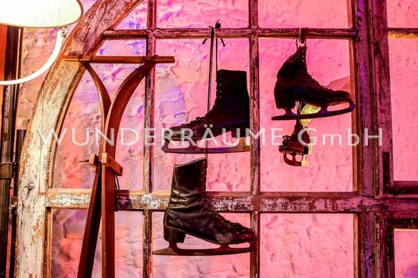 Saisonale Dekoration mieten & vermieten - Schlittschuh-Paar - WUNDERRÄUME GmbH vermietet: Dekoration/Kulisse für Event, Messe, Veranstaltung, Incentive, Mitarbeiterfest, Firmenjubiläum in Lichtenstein/Sachsen