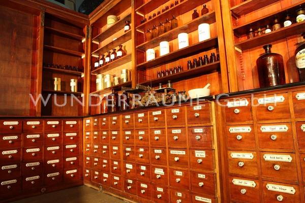 Antik & Rustikal mieten & vermieten - nostalgische Apotheke - WUNDERRÄUME GmbH vermietet: Dekoration/Kulisse für Event, Messe, Veranstaltung, Incentive, Mitarbeiterfest, Firmenjubiläum in Lichtenstein/Sachsen