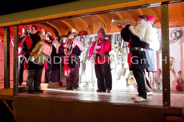 Weihnachtsdekoration mieten & vermieten - Zirkuswagen als Bühne - Bühnenwagen; WUNDERRÄUME GmbH vermietet: Dekoration/Kulisse für Event, Messe, Veranstaltung, Incentive, Mitarbeiterfest, Firmenjubiläum in Lichtenstein/Sachsen