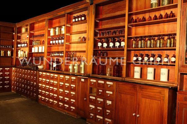 Kulissen mieten & vermieten - nostalgische Apotheke - WUNDERRÄUME GmbH vermietet: Dekoration/Kulisse für Event, Messe, Veranstaltung, Incentive, Mitarbeiterfest, Firmenjubiläum in Lichtenstein/Sachsen