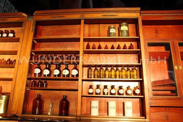 Kulissen mieten & vermieten - nostalgische Apotheke - WUNDERRÄUME GmbH vermietet: Dekoration/Kulisse für Event, Messe, Veranstaltung, Incentive, Mitarbeiterfest, Firmenjubiläum in Lichtenstein/Sachsen