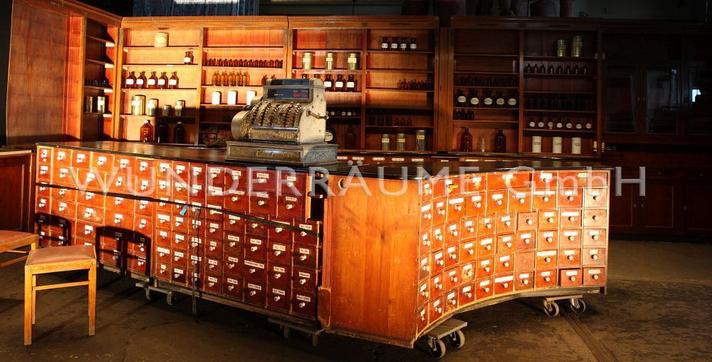 Kulissen mieten & vermieten - nostalgische Apotheke - WUNDERRÄUME GmbH vermietet: Dekoration/Kulisse für Event, Messe, Veranstaltung, Incentive, Mitarbeiterfest, Firmenjubiläum in Lichtenstein/Sachsen