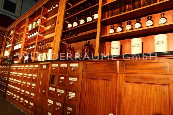 Kulissen mieten & vermieten - nostalgische Apotheke - WUNDERRÄUME GmbH vermietet: Dekoration/Kulisse für Event, Messe, Veranstaltung, Incentive, Mitarbeiterfest, Firmenjubiläum in Lichtenstein/Sachsen