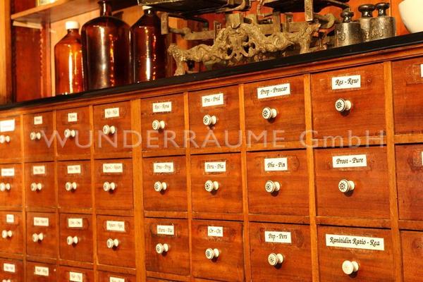 Kulissen mieten & vermieten - nostalgische Apotheke - WUNDERRÄUME GmbH vermietet: Dekoration/Kulisse für Event, Messe, Veranstaltung, Incentive, Mitarbeiterfest, Firmenjubiläum in Lichtenstein/Sachsen