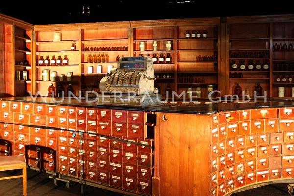 Kulissen mieten & vermieten - nostalgische Apotheke - WUNDERRÄUME GmbH vermietet: Dekoration/Kulisse für Event, Messe, Veranstaltung, Incentive, Mitarbeiterfest, Firmenjubiläum in Lichtenstein/Sachsen