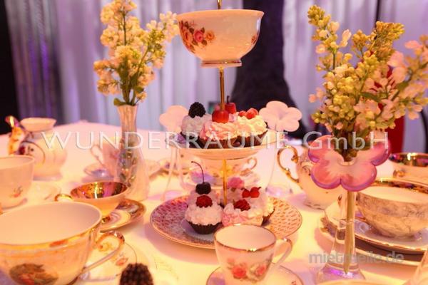 Kulissen mieten & vermieten - Kaffeetafel "Alice" - WUNDERRÄUME GmbH vermietet: Dekoration/Kulisse für Event, Messe, Veranstaltung, Incentive, Mitarbeiterfest, Firmenjubiläum in Lichtenstein/Sachsen