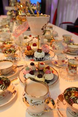 Kulissen mieten & vermieten - Kaffeetafel "Alice" - WUNDERRÄUME GmbH vermietet: Dekoration/Kulisse für Event, Messe, Veranstaltung, Incentive, Mitarbeiterfest, Firmenjubiläum in Lichtenstein/Sachsen