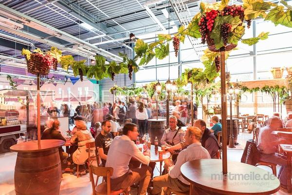 Stehtische mieten & vermieten - Stehtisch-Fass mit Weinkorb - WUNDERRÄUME GmbH vermietet: Dekoration/Kulisse für Event, Messe, Veranstaltung, Incentive, Mitarbeiterfest, Firmenjubiläum in Lichtenstein/Sachsen