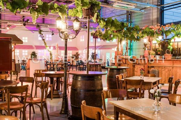Stehtische mieten & vermieten - Stehtisch-Fass mit Weinkorb - WUNDERRÄUME GmbH vermietet: Dekoration/Kulisse für Event, Messe, Veranstaltung, Incentive, Mitarbeiterfest, Firmenjubiläum in Lichtenstein/Sachsen