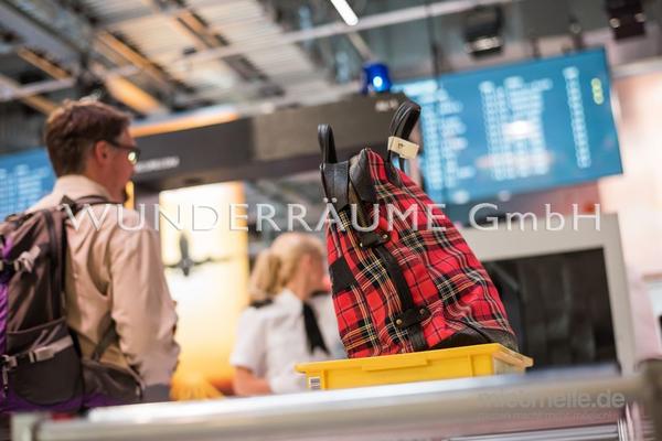 Kulissen mieten & vermieten - Überraschungskoffer für Gepäckkontrolle - WUNDERRÄUME GmbH vermietet: Dekoration/Kulisse für Event, Messe, Veranstaltung, Incentive, Mitarbeiterfest, Firmenjubiläum in Lichtenstein/Sachsen