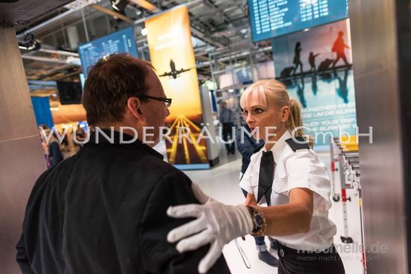 Kulissen mieten & vermieten - Sicherheitskontrolle mit Torpersonal - WUNDERRÄUME GmbH vermietet: Dekoration/Kulisse für Event, Messe, Veranstaltung, Incentive, Mitarbeiterfest, Firmenjubiläum in Lichtenstein/Sachsen
