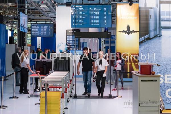 Kulissen mieten & vermieten - Sicherheitskontrolle mit Torpersonal - WUNDERRÄUME GmbH vermietet: Dekoration/Kulisse für Event, Messe, Veranstaltung, Incentive, Mitarbeiterfest, Firmenjubiläum in Lichtenstein/Sachsen