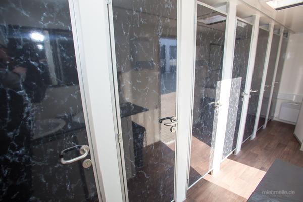 Toilettenwagen mieten & vermieten - Toilettenwagen 7&2 silber in Dorsten