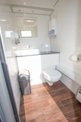 Toilettenwagen mieten & vermieten - Toilettenwagen 1&1 silber in Dorsten