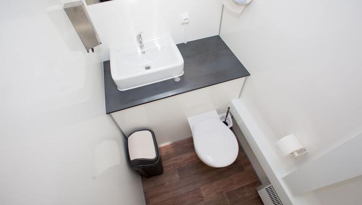 Toilettenwagen mieten & vermieten - Toilettenwagen 1&1 silber in Dorsten