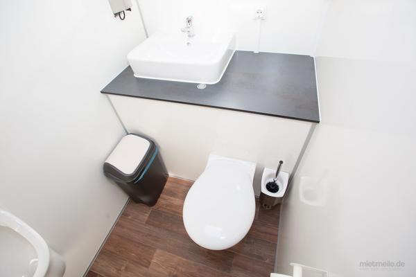 Toilettenwagen mieten & vermieten - Toilettenwagen 1&1 silber in Dorsten