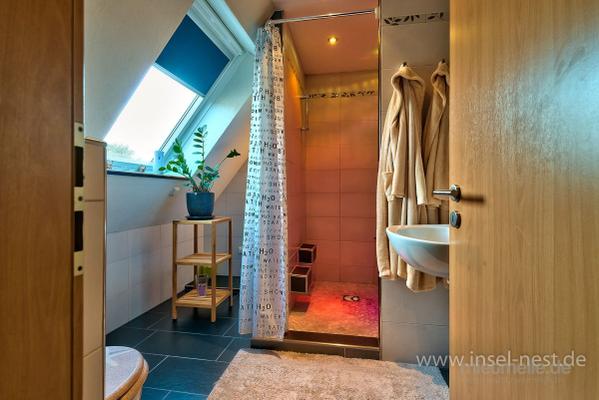 Haus mieten & vermieten - Himmelbettsuite mit Pärchensauna nur für Sie alleine, Kuschelkamin in traumhafter Wohnlandschaft, Regendusche für Zwei in exklusivem Luxusambiente Wochenendsuite der Superlative in Deiner Traumnacht in Elsdorf (Rheinland)