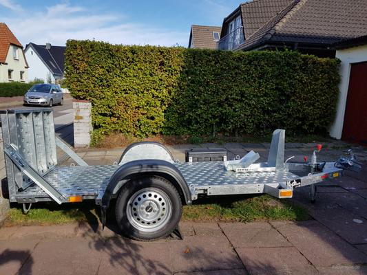 Motorradanhänger mieten & vermieten - Verleihe Motorradanhänger mit breiter Auffahrrampe in Hamburg