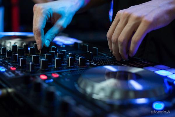 DJ mieten & vermieten - DJ, DJ Komplettpakete, Licht + Ton + DJ, Hochzeit, Geburtstag, Firmenevent und mehr in Leimen