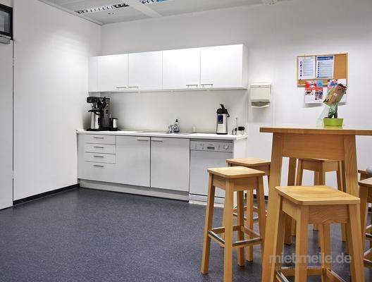 Büros mieten & vermieten - Große Büroflächen mit Teeküche und Empfang mit Post- und Paketannahme in München in München