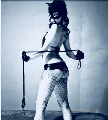 Stripperin mieten & vermieten - SEXY DOMINA Stripperin nimmt den Junggesellen / Geburtstagskind richtig ran in Berlin