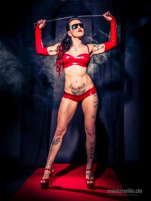 Stripperin mieten & vermieten - SEXY DOMINA Stripperin nimmt den Junggesellen / Geburtstagskind richtig ran in Berlin
