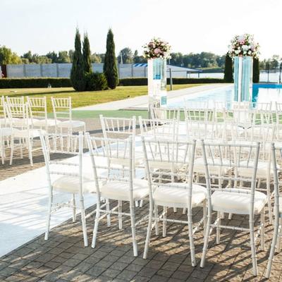 Stühle mieten & vermieten - Exklusiver Chiavary Stuhl mieten – Weißer Tiffany Bankettstuhl inkl. Kissen in Wuppertal
